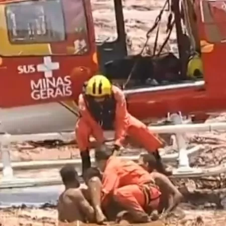 Momento em que sargento Welerson Filgueiros (capacete amarelo) fez resgate em Brumadinho - Crédito: Reprodução